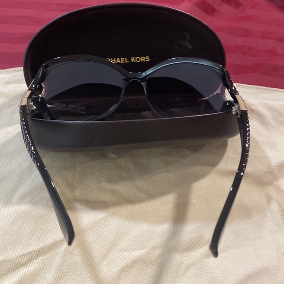 Michael Kors New authentic sunglasses in black with gold tone hardware - Picture 2 of 12